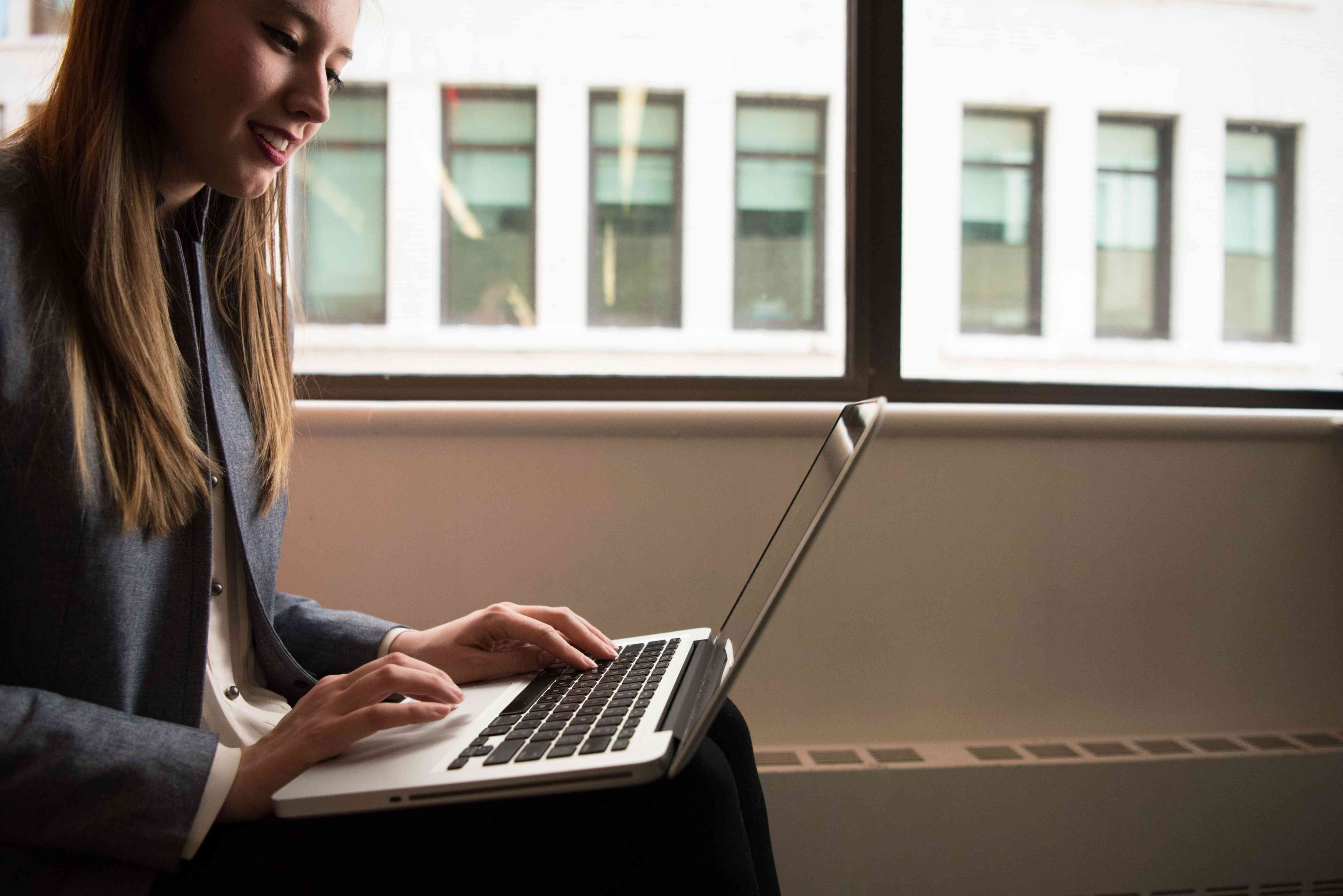Answer simple TCM questions (https://commons.wikimedia.org/wiki/File:Woman_works_on_laptop_while_sitting_on_a_kitchen_counter.jpg)